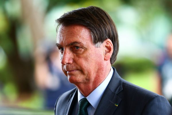 O presidente Jair Bolsonaro chega ao Ministério da Defesa para reunião com o ministro Fernado Azevedo e Silva.
